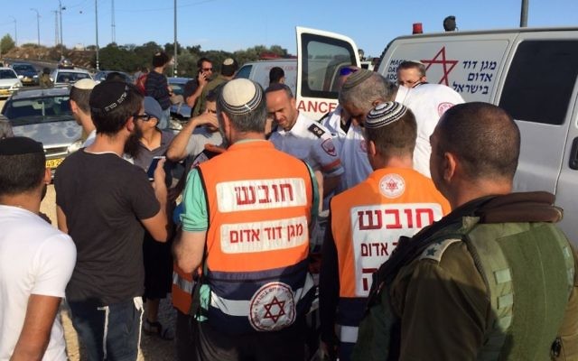 Les secouristes arrivent sur les lieux d'un accident de voiture causé par des lanceurs de pierres près de l'implantation cisjordanienne de Shiloh, le 9 octobre 2015. (Crédit : Magen David Adom)