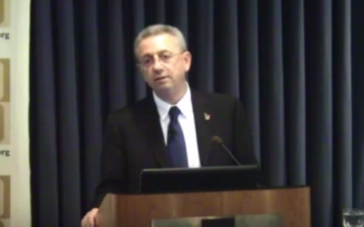 Mustafa Barghouti au Palestine Center of the Jerusalem Fund,  le 10 septembre, 2013 (Crédit : Capture d'écran YouTube)