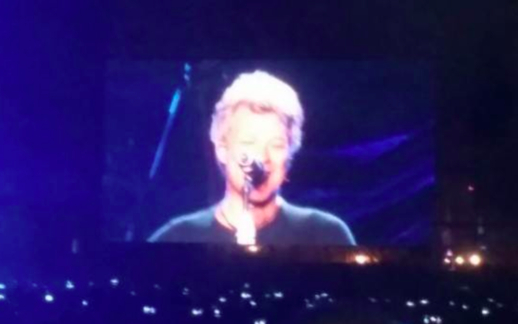 Capture d’écran de Jon Bon Jovi à son concert donné en Israël le 3 octobre 2015 Capture d’écran de Jon Bon Jovi à son concert donné en Israël le 3 octobre 2015