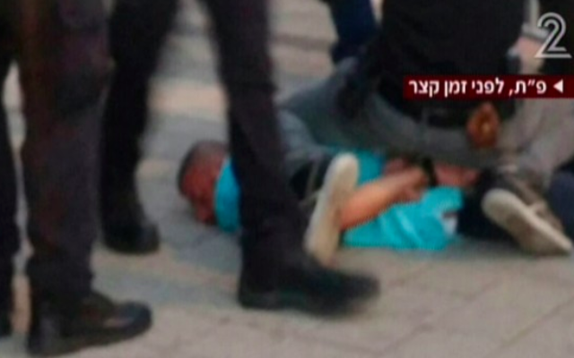 Capture d'écran de la scène de l'attaque à Petah Tikva le 7 octobre 2015 (Crédit : Deuxième chaîne) Capture d'écran de la scène de l'attaque à Petah Tikva le 7 octobre 2015 (Crédit : Deuxième chaîne)
