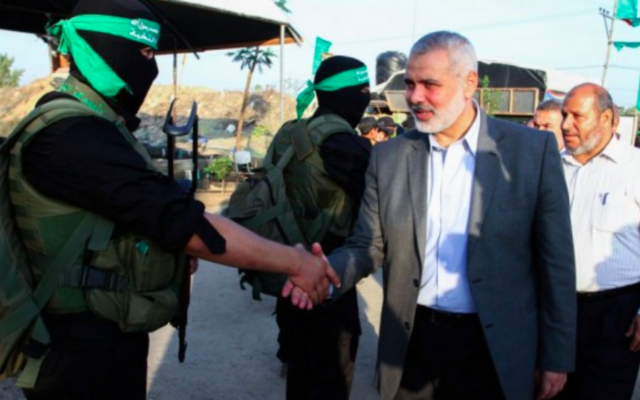 Le dirigeant du Hamas Ismail Haniyeh à un camp d'été pour les jeunes organisé par le Hamas, à Rafah, dans le sud de la bande de Gaza, le 1er août 2015. (Crédit : Abed Rahim Khatib/Flash90) Le dirigeant du Hamas Ismail Haniyeh à un camp d'été pour les jeunes organisé par le Hamas, à Rafah, dans le sud de la bande de Gaza, le 1er août 2015. (Crédit : Abed Rahim Khatib/Flash90)