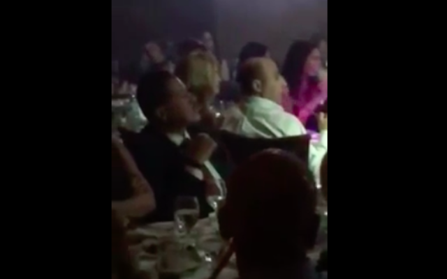 Capture d’écran de la vidéo sur Yasser Abbas en train de boire de l'alcool dans une boîte de nuit à Dubai (Crédit : YouTube) Capture d’écran de la vidéo sur Yasser Abbas en train de boire de l'alcool dans une boîte de nuit à Dubai (Crédit : YouTube)
