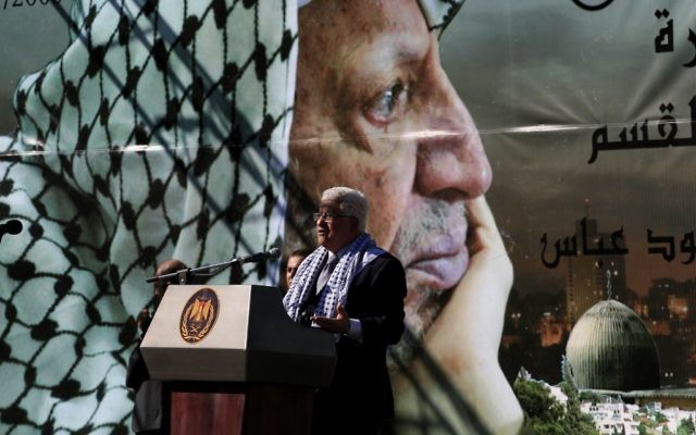 Le président de l'Autorité palestinienne Mahmoud Abbas lors d'un rassemblement commémorant le cinquième anniversaire de la mort de Yasser Arafat à Ramallah, en Cisjordanie, en novembre 2009. (Crédit : Issam Rimawi/Flash90)
