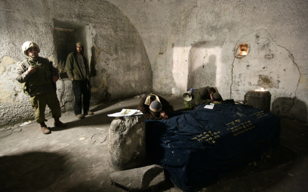 Des Juifs au Tombeau de Joseph dans la ville de Naplouse, en Cisjordanie, tandis que des soldats israéliens montent la garde, en février 2010. Illustration. (Crédit : Abir Sultan/Flash90) Des Juifs au Tombeau de Joseph dans la ville de Naplouse, en Cisjordanie, tandis que des soldats israéliens montent la garde, en février 2010. Illustration. (Crédit : Abir Sultan/Flash90)