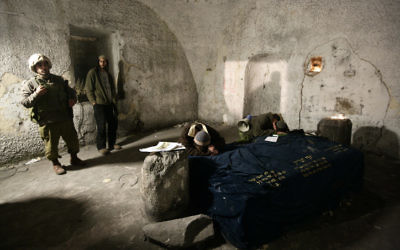 Des Juifs au Tombeau de Joseph dans la ville de Naplouse, en Cisjordanie, tandis que des soldats israéliens montent la garde, en février 2010. Illustration. (Crédit : Abir Sultan/Flash90)