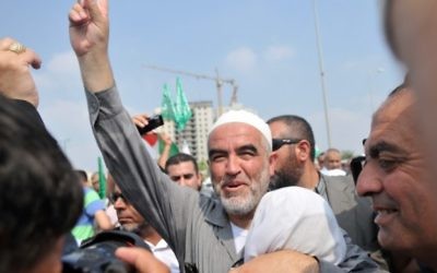 Raed Salah, chef de la Branche nord du mouvement islamique d'Israël, devant la prison de Ramle, près de Tel Aviv, en 2010. (Crédit : Yossi Zeliger/Flash90)
