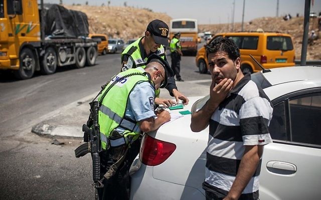 La police contrôlant les Palestiniens en chemin vers Ramallah près du croisement d'Adam (Crédit : Noam Moskowitz / Flash90)