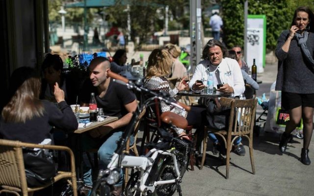 Des Israéliens dans un café de Tel Aviv. Illustration. (Crédit : Hadas Parush/Flash90) Des Israéliens dans un café de Tel Aviv. Illustration. (Crédit : Hadas Parush/Flash90)