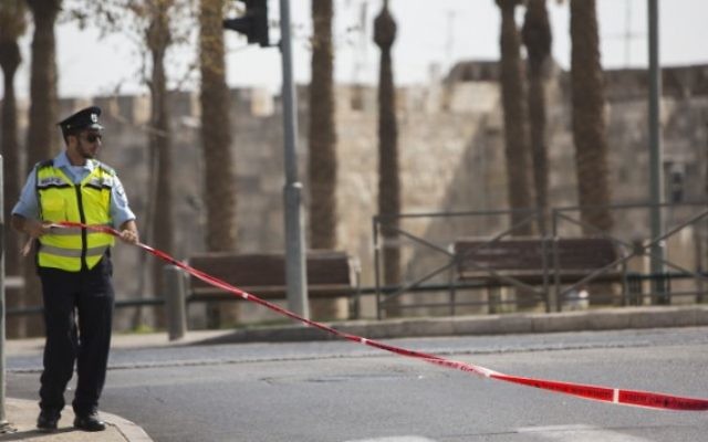 Un policier près de la Porte de Damas, dans la Vieille Ville de Jérusalem (Crédit : Yonatan Sindel / Flash90) Un policier près de la Porte de Damas, dans la Vieille Ville de Jérusalem (Crédit : Yonatan Sindel / Flash90)