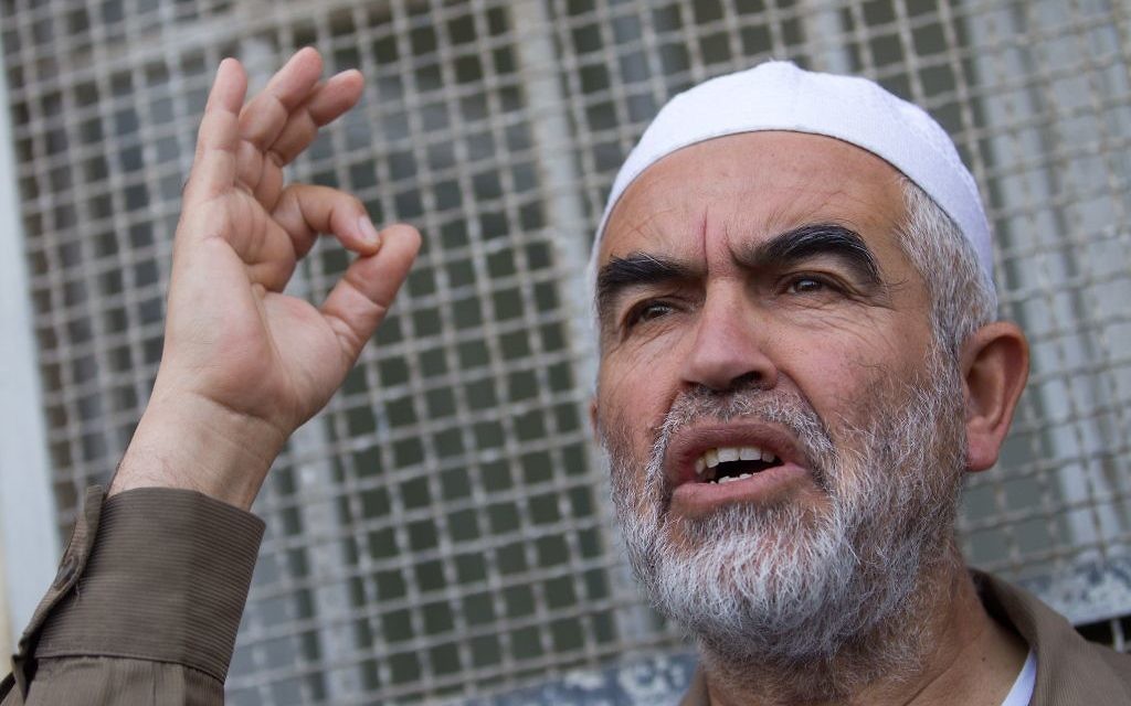 Raed Saleh, chef de la branche nord du Mouvement islamique en Israël, en mars 2015. (Crédit : Miriam Alster/Flash90)