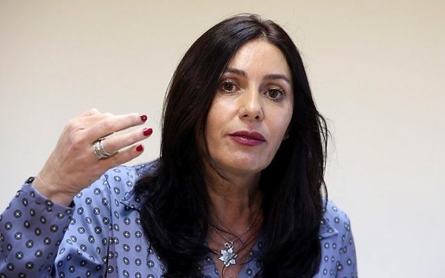 La ministre de la Culture et des Sports Miri Regev en conférence de presse à Jérusalem, le 31 août 2015 (Crédit : Marc Israël Sellem/Pool)
