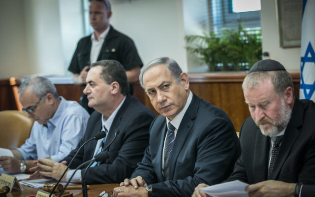 Le Premier ministre Benjamin Netanyahu lors d'une réunion du cabinet à Jérusalem le 6 septembre 2015 (Crédit photo: Ohad Zwigenberg / Pool)