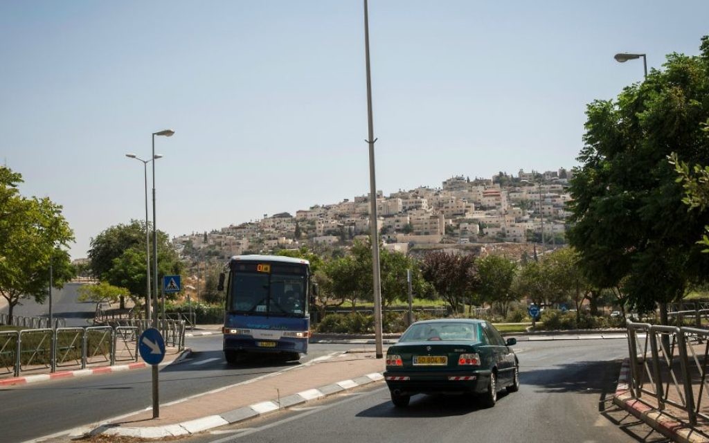 Une vue du village arabe de Tsur Baher de l'une des principales rues menant sur Armon Hanatziv (Crédit : Hadas Parush / flash 90)