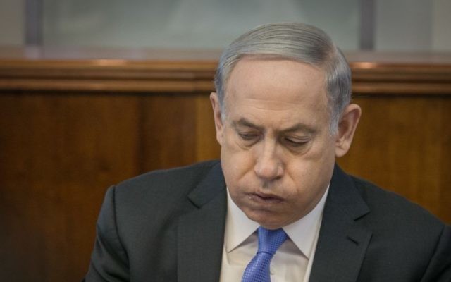 Le Premier ministre Benjamin Netanyahu au bureau du Premier ministre à Jérusalem, le 20 septembre 2015 (Crédit : Ohad Zwigenberg / Pool)