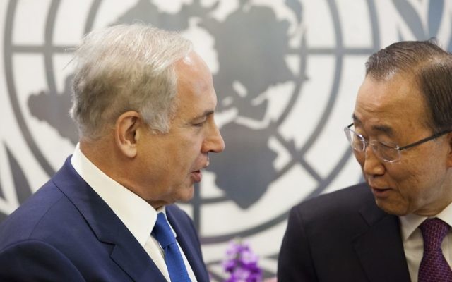 Le Premier ministre Benjamin Netanyahu rencontre le secrétaire général de l'ONU Ban Ki-moon, lors de la 70e session de l'Assemblée générale des Nations unies au siège de l'ONU à New York, le 1er octobre 2015. (Crédit : Amir Levy / Flash90) Le Premier ministre Benjamin Netanyahu rencontre le secrétaire général de l'ONU Ban Ki-moon, lors de la 70e session de l'Assemblée générale des Nations unies au siège de l'ONU à New York, le 1er octobre 2015. (Crédit : Amir Levy / Flash90)