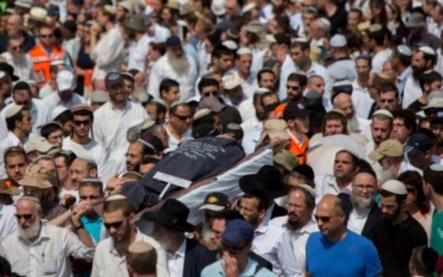 Les amis et la famille portent les dépouilles de Naama et Eitam Henkin pendant leurs funérailles le 2 octobre à Jérusalem (Crédit : Yonatan Sindel/Flash90)