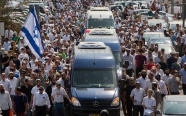 Des milliers de personnes pendant les funérailles de Naama et Eitam Henkin, à Jérusalem, le 2 octobre 2015. (Crédit : Yonatan Sindel/Flash90) Des milliers de personnes pendant les funérailles de Naama et Eitam Henkin, à Jérusalem, le 2 octobre 2015. (Crédit : Yonatan Sindel/Flash90)