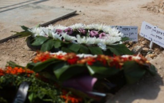 Les tombes de Naama et Eitam Henkin le 2 octobre à Jérusalem (Crédit : Yonatan Sindel/Flash90)