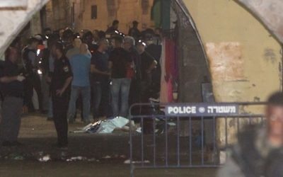 La police israélienne sur les lieux où une attaque a eu lieu dans la Vieille Ville de Jérusalem, le 3 octobre  2015 (Crédit : Yonatan Sindel / Flash90)
