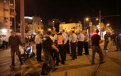 Des officiers de la police près de la scène où un terroriste palestinien a poignardé un garçon de 15 ans aux abords de la Vieille Ville ce dimanche matin  (Crédit : Flash90)