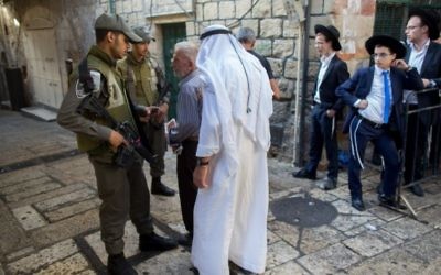 Des officiers de police israéliens gardent les lieux près de la scène de l'attaque, le 4 octobre 2015. (Crédit : Yonatan Sindel/Flash90) Des officiers de police israéliens gardent les lieux près de la scène de l'attaque, le 4 octobre 2015. (Crédit : Yonatan Sindel/Flash90)