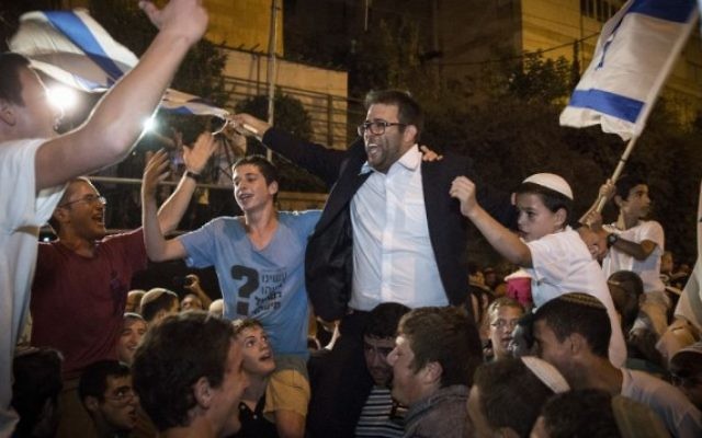 Le membre de la Knesset et du Likid Hazan Oren danse avec les manifestants du conseil de Samarie lors d'une manifestation devant la résidence du Premier ministre à Jérusalem le 5 octobre 2015 (Crédit : Hadas Parush / Flash90) Le membre de la Knesset et du Likid Hazan Oren danse avec les manifestants du conseil de Samarie lors d'une manifestation devant la résidence du Premier ministre à Jérusalem le 5 octobre 2015 (Crédit : Hadas Parush / Flash90)