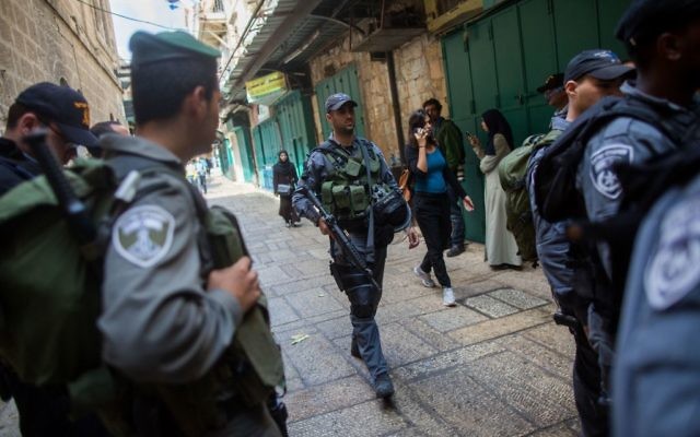 Les forces de sécurité israéliennes patrouillant près de la porte du Lion de la Vieille Ville de Jérusalem le 7 octobre 2015 (Crédit : Yonatan Sindel / Flash90)