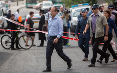 Le maire de Jérusalem, Nir Barkat, sur les lieux d'une attaque au couteau à une station de tramway, à Jérusalem, le 8 octobre 2015. (Crédit : Yonatan Sindel/Flash90) Le maire de Jérusalem, Nir Barkat, sur les lieux d'une attaque au couteau à une station de tramway, à Jérusalem, le 8 octobre 2015. (Crédit : Yonatan Sindel/Flash90)