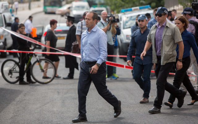 Le maire de Jérusalem, Nir Barkat, sur les lieux d'une attaque au couteau à une station de tramway, à Jérusalem, le 8 octobre 2015. (Crédit : Yonatan Sindel/Flash90) Le maire de Jérusalem, Nir Barkat, sur les lieux d'une attaque au couteau à une station de tramway, à Jérusalem, le 8 octobre 2015. (Crédit : Yonatan Sindel/Flash90)