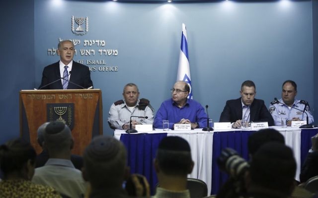 (De gauche à droite) Benjamin Netanyahu, Gadi Eisenkot, Moshe Yaalon, Gilad Erdan et Benzi Sau, le 8 octobre 2015 (Crédit : Yonatan Sindel/Flash 90) (De gauche à droite) Benjamin Netanyahu, Gadi Eisenkot, Moshe Yaalon, Gilad Erdan et Benzi Sau, le 8 octobre 2015 (Crédit : Yonatan Sindel/Flash 90)