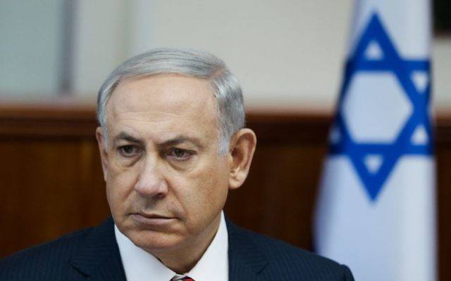 Benjamin Netanyahuà une réunion de son gouvernement à Jérusalem le 11 octobre 2015. (Crédit : Amit Shabi/POOL) Benjamin Netanyahuà une réunion de son gouvernement à Jérusalem le 11 octobre 2015. (Crédit : Amit Shabi/POOL)