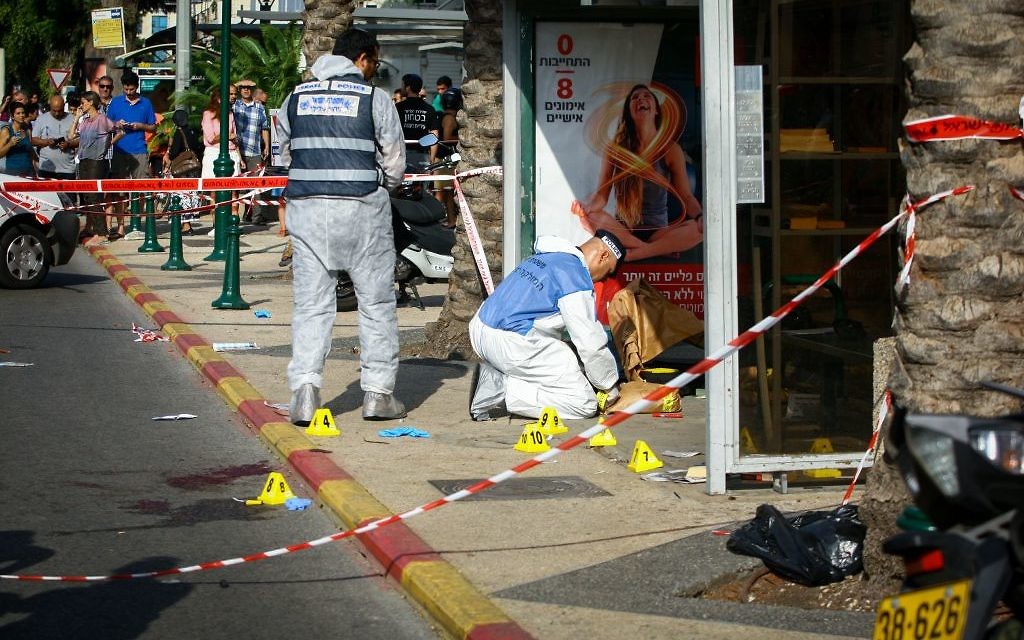 Le site d'une attaque à Raanana où un terroriste a poignardé un homme à un abri-bus  (Crédit : Flash 90)