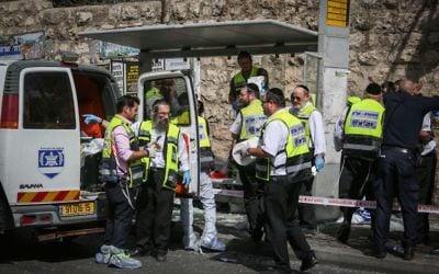 Le site d'une attaque où un terroriste a percuté sa voiture dans piétons et a poignardé au moins 5 personnes, en en tuant un, sur la rue Malchei Yisrael, à Jérusalem. le 13 octobre 2015. (Crédit : Hadas Parushl / FLASH90) Le site d'une attaque où un terroriste a percuté sa voiture dans piétons et a poignardé au moins 5 personnes, en en tuant un, sur la rue Malchei Yisrael, à Jérusalem. le 13 octobre 2015. (Crédit : Hadas Parushl / FLASH90)