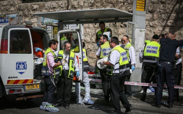 Le site d'une attaque où un terroriste a percuté sa voiture dans piétons et a poignardé au moins 5 personnes, en en tuant un, sur la rue Malchei Yisrael, à Jérusalem. le 13 octobre 2015. (Crédit : Hadas Parushl / FLASH90) Le site d'une attaque où un terroriste a percuté sa voiture dans piétons et a poignardé au moins 5 personnes, en en tuant un, sur la rue Malchei Yisrael, à Jérusalem. le 13 octobre 2015. (Crédit : Hadas Parushl / FLASH90)
