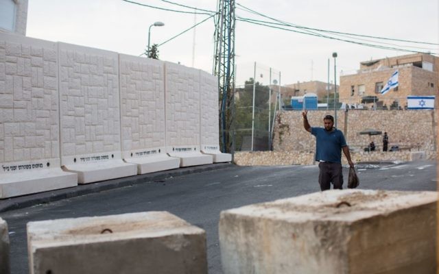 Cinq des six dalles de béton placées entre les quartiers d'Armon Hanatziv (juif) et Jabel Mukaber (arabe) de Jérusalem , le 18 octobre 2015. Au premier plan, des blocs de béton à l'entrée de Jabel Mukaber (Crédit : Yonatan Sindel / Flash90) Cinq des six dalles de béton placées entre les quartiers d'Armon Hanatziv (juif) et Jabel Mukaber (arabe) de Jérusalem , le 18 octobre 2015. Au premier plan, des blocs de béton à l'entrée de Jabel Mukaber (Crédit : Yonatan Sindel / Flash90)