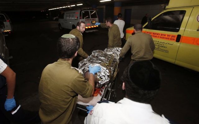 Une ambulance amène un soldat israélien blessé à l'hôpital Shaarei Tzedek à Jérusalem le 21 octobre 2015 après une attaque à la voiture-bélier près de Beit Ummar. (Crédit : Yonatan Sindel / Flash90)