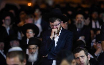 Une homme ultra-orthodoxe lors de l'hommage au rabbin Haim Rothman à Har Nof, Jerusalem, le 24 octobre 2015. (Crédit : Yonatan Sindel/FLASH90)