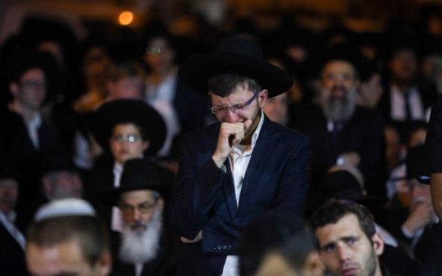 Une homme ultra-orthodoxe lors de l'hommage au rabbin Haim Rothman à Har Nof, Jerusalem, le 24 octobre 2015. (Crédit : Yonatan Sindel/FLASH90)