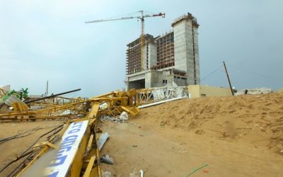 Une grue effondrée sur un chantier de construction à Netanya, le 25 octobre 2015. Illustration. (Crédit : Chen Leopold/Flash90)