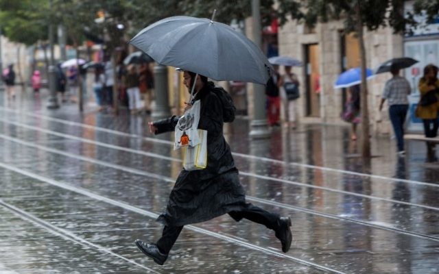 Un homme ultra-orthodoxe tient un parapluie dans la rue de Jaffa, dans le centre de Jérusalem pour un jour de pluie, le 25 octobre 2015 (Crédit : Yonatan Sindel / Flash90) Un homme ultra-orthodoxe tient un parapluie dans la rue de Jaffa, dans le centre de Jérusalem pour un jour de pluie, le 25 octobre 2015 (Crédit : Yonatan Sindel / Flash90)