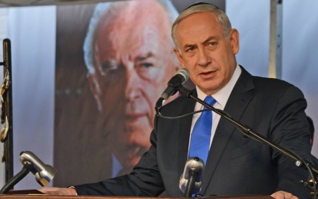 Le Premier ministre Benjamin Netanyahu pendant le service commémorant les 20 ans de l'assassinat de l'ancien Premier ministre Yitzhak Rabin, le 26 octobre 2015. (Crédit : Haim Zach/GPO) Le Premier ministre Benjamin Netanyahu pendant le service commémorant les 20 ans de l'assassinat de l'ancien Premier ministre Yitzhak Rabin, le 26 octobre 2015. (Crédit : Haim Zach/GPO)