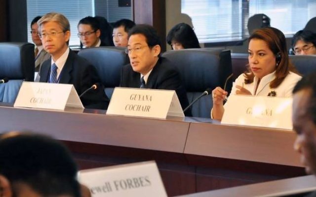 Le ministre japonais des Affaires étrangères Fumio Kishida (au centre) (Photo: sa page facebook) Le ministre japonais des Affaires étrangères Fumio Kishida (au centre) (Photo: sa page facebook)