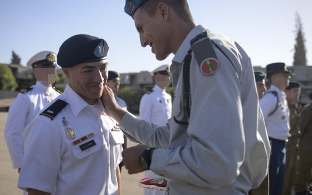 Le 1er lieutenant Mauricio Jésus Izaguirre de l'armée américaine qui suit un stage de formation des officiers de l'armée israélienne à l'extérieur de Mitzpe Ramon, le 21 octobre 2015 (Crédit : Unité de Hadar Ben-Simon / porte-parole de Tsahal) Le 1er lieutenant Mauricio Jésus Izaguirre de l'armée américaine qui suit un stage de formation des officiers de l'armée israélienne à l'extérieur de Mitzpe Ramon, le 21 octobre 2015 (Crédit : Unité de Hadar Ben-Simon / porte-parole de Tsahal)
