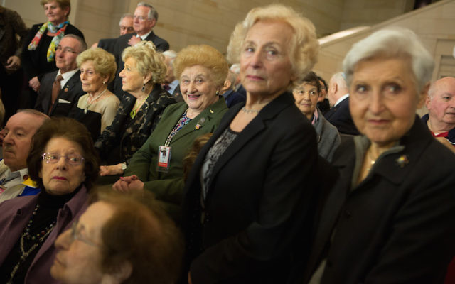 Le Holocaust Memorial Museum américain rend hommage aux victimes de l'Holocauste et de la persécution nazie dans le bâtiment du Capitole à Washington le 30 Avril 2014 (Crédit : Allison Shelley / Getty Images / JTA)