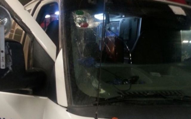 Une ambulance a subi des dommages après avoir été la cible de jets de pierres près de Hébron le 3 octobre, 2015. (Crédit : MADA) Une ambulance a subi des dommages après avoir été la cible de jets de pierres près de Hébron le 3 octobre, 2015. (Crédit : MADA)