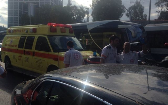 Les ambulances sur les lieux d'une au couteau dans le centre de Tel Aviv, le 8 octobre 2015 (Crédit : MDA) Les ambulances sur les lieux d'une au couteau dans le centre de Tel Aviv, le 8 octobre 2015 (Crédit : MDA)