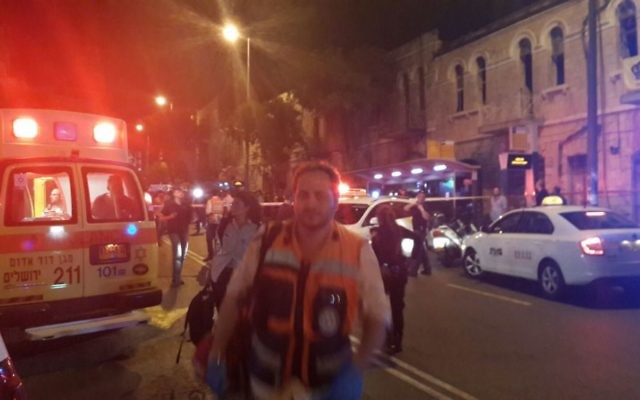 Le site de la deuxième attaque terroriste à Jérusalem dans la journée du 14 octobre 2015 devant la gare centrale des bus (Crédit : Magen David Adom) Le site de la deuxième attaque terroriste à Jérusalem dans la journée du 14 octobre 2015 devant la gare centrale des bus (Crédit : Magen David Adom)