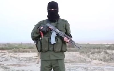 Image extraite d'une vidéo de l'Etat islamique en hébreu mettant en garde les Israéliens que  « pas un seul Juif ne sera laissé en vie » en Israël, en octobre 2015 (Capture d'écran YouTube)