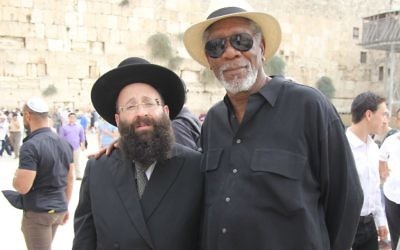 Morgan Freeman avec le rabbin du mur Occidental, Shmuel Rabinowitz, lors d'une visite sur le site le 25 octobre 2015. (Crédit : Autorisation du Western Wall Heritage Foundation) Morgan Freeman avec le rabbin du mur Occidental, Shmuel Rabinowitz, lors d'une visite sur le site le 25 octobre 2015. (Crédit : Autorisation du Western Wall Heritage Foundation)