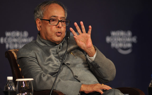 Le président de l'Inde, Pranab Mukherjee, à l'époque où il était ministre des Finances au Forum économique mondial de 2009 à New Delhi, le 10 novembre 2009 (Crédit : Forum économique mondial/Wikimedia) Le président de l'Inde, Pranab Mukherjee, à l'époque où il était ministre des Finances au Forum économique mondial de 2009 à New Delhi, le 10 novembre 2009 (Crédit : Forum économique mondial/Wikimedia)